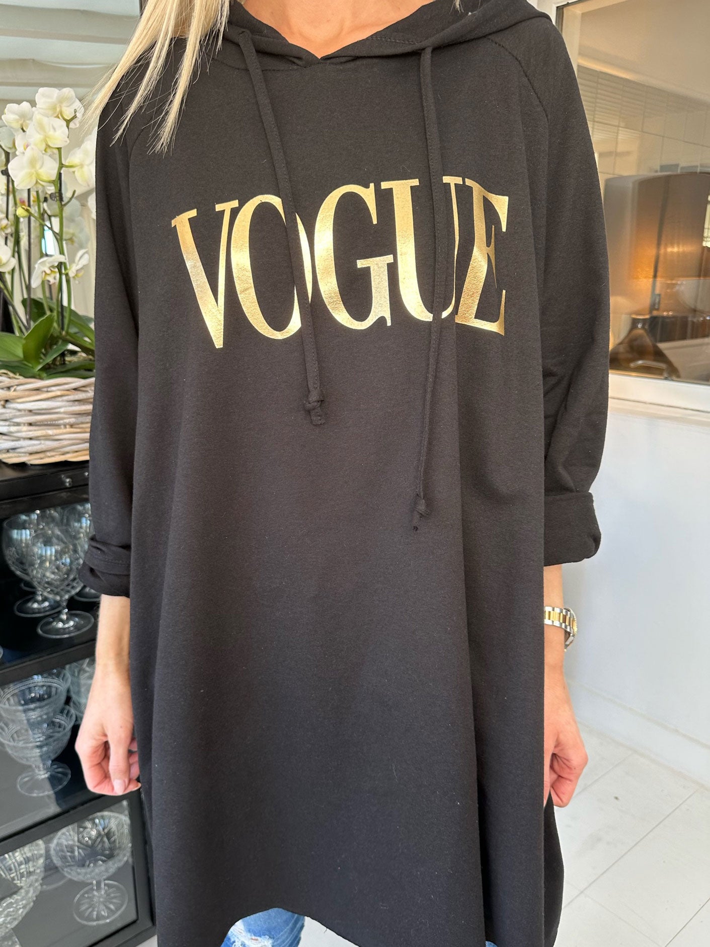 Cecilia - Sweatshirtklänning med luva och guldigt vogue-tryck